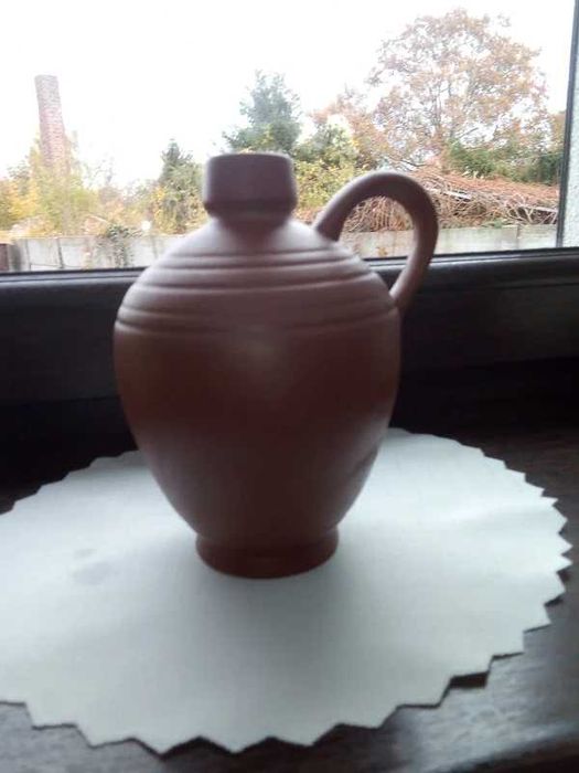Dzbanek gliniany w kolorze brązowym