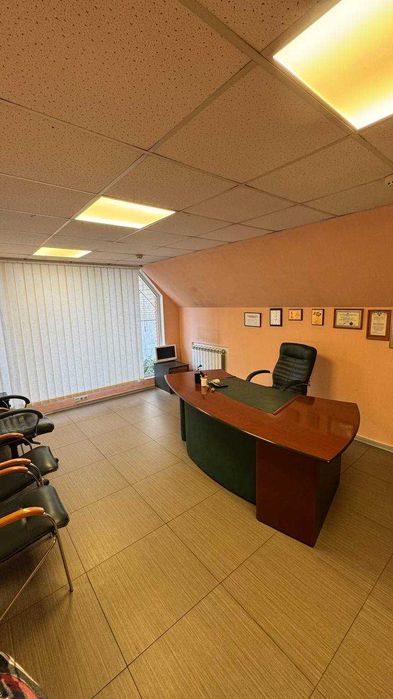 Продам 3-поверхове приміщення в центрі міста
 вул. Моссаковського, 1