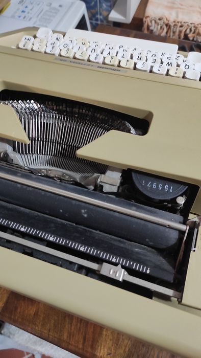 Máquina de escrever portátil Olivetti Lettera 25 Anos 70