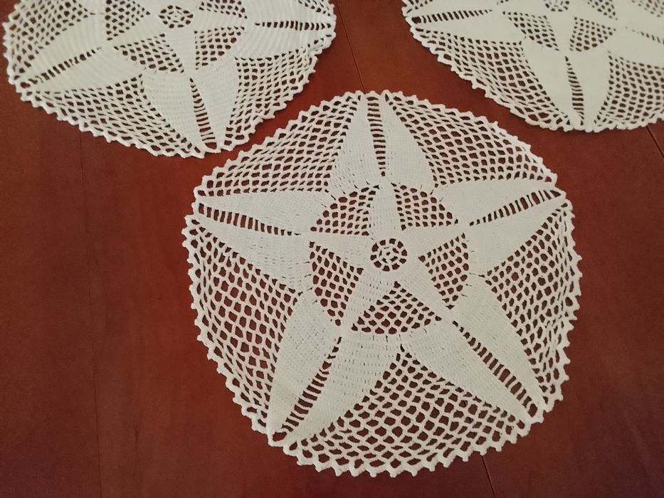 Conjunto de três naperons em renda