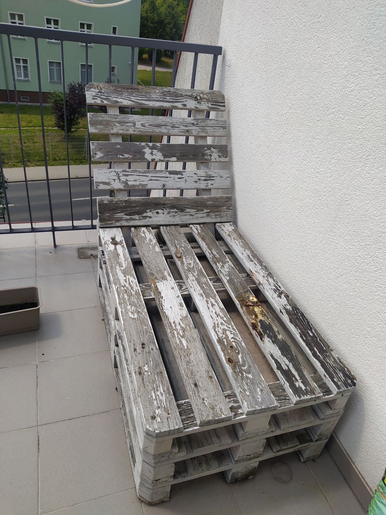 Leżak z palet na balkon/ogród