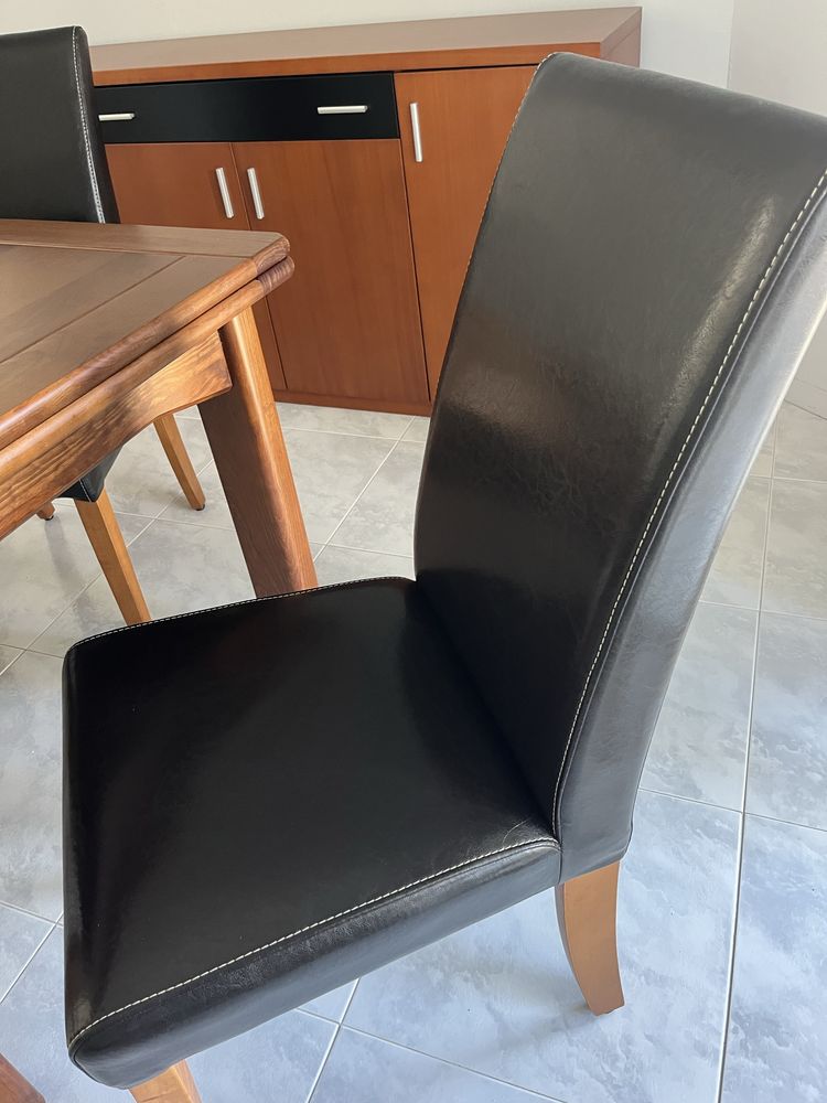 Mesa de jantar em madeira maçiça e 4 cadeiras e aparador