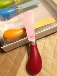 Komplet kolorowych noży marki Zassenhaus, np. do masła