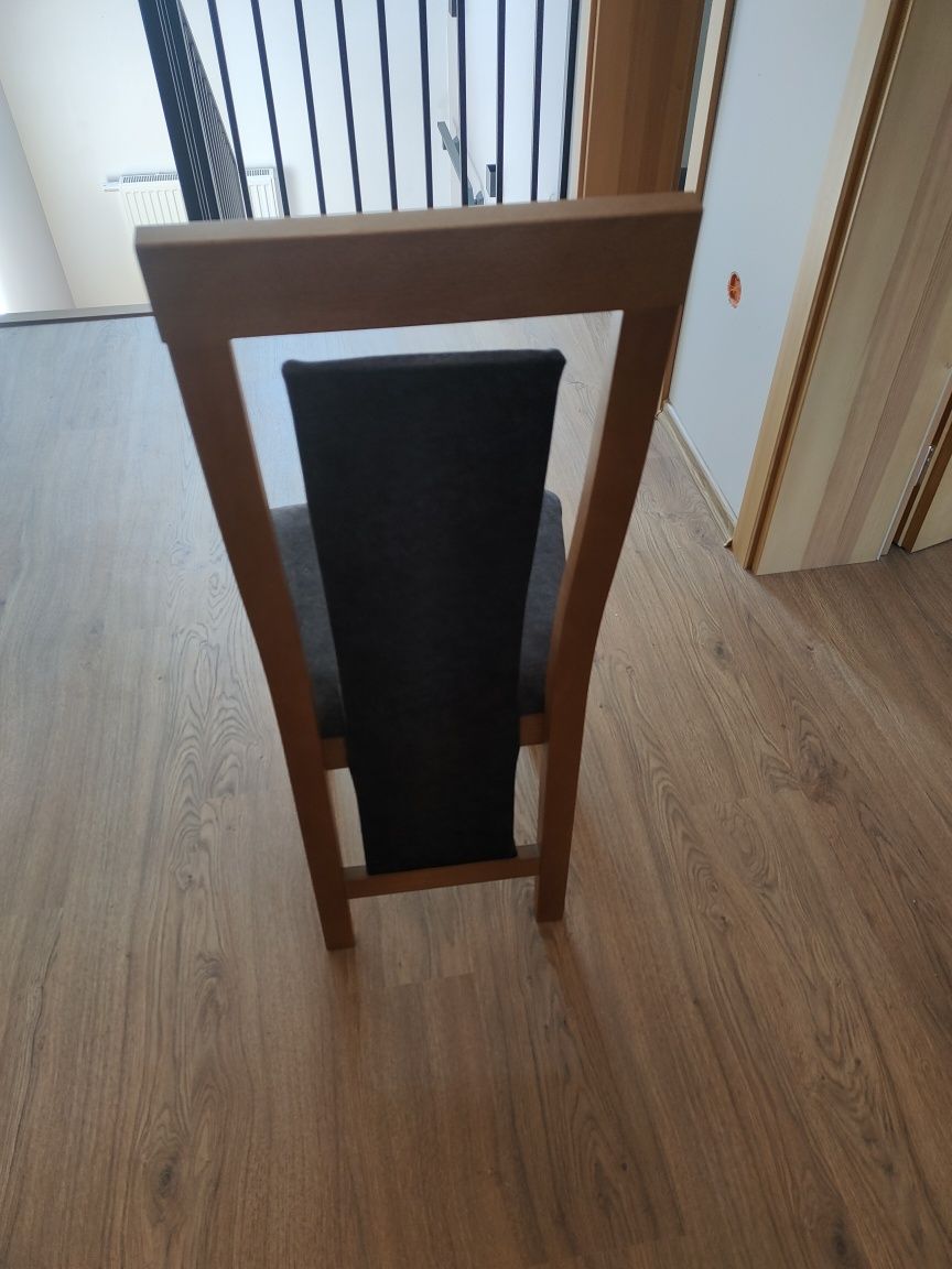 Solidne krzesła jadalniane