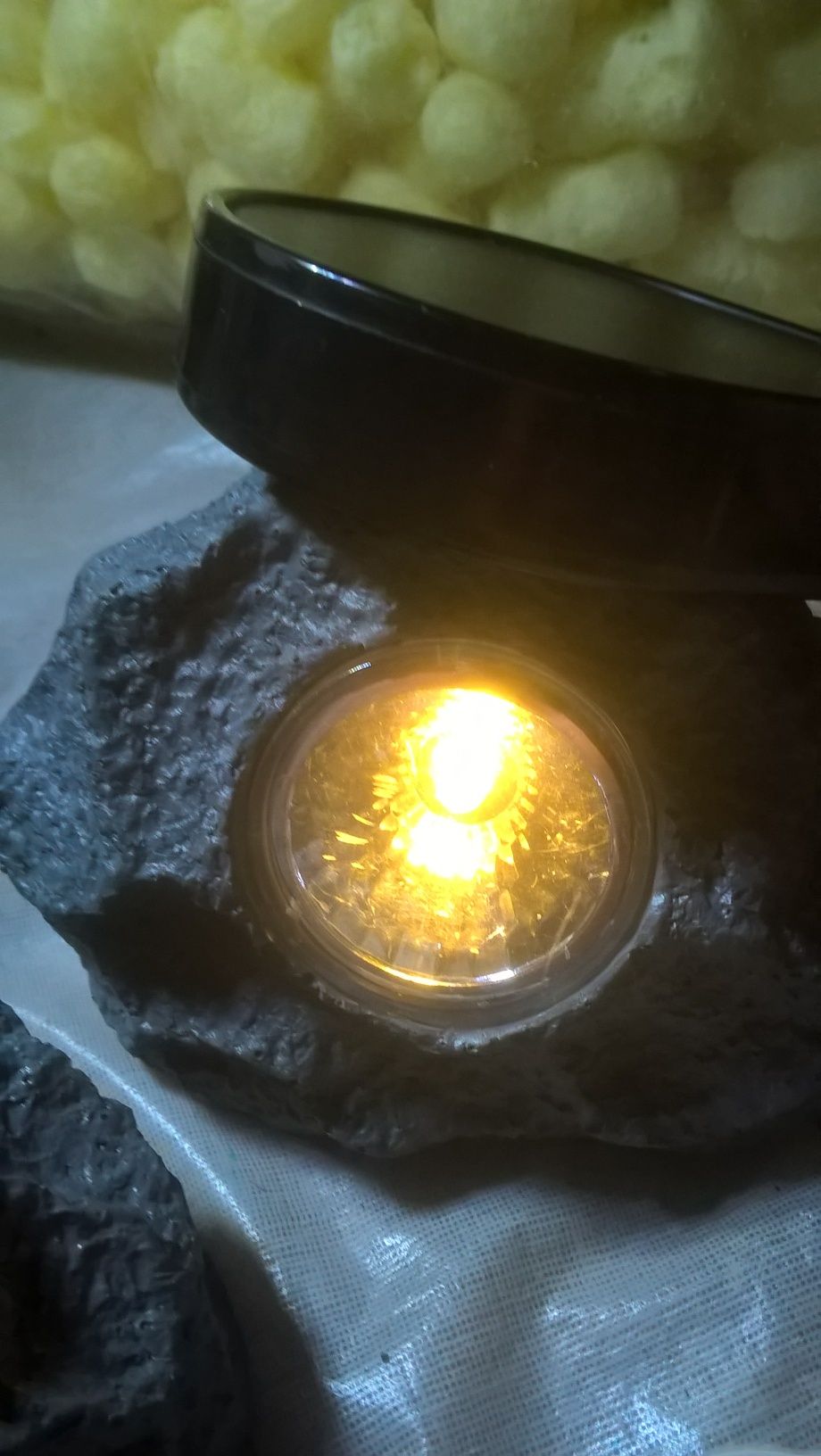 Ліхтар -камінь, з сонячною панеллю і акб