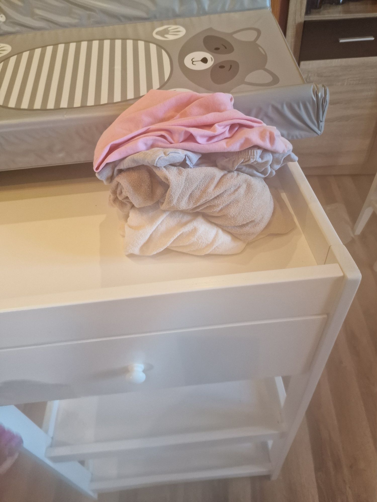 Drewniany przewijak dla niemowląt