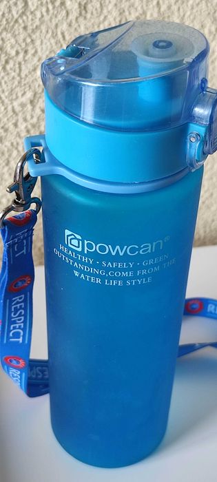 Piłkarski niebieski bidon Powcan z smyczą UEFA Respect