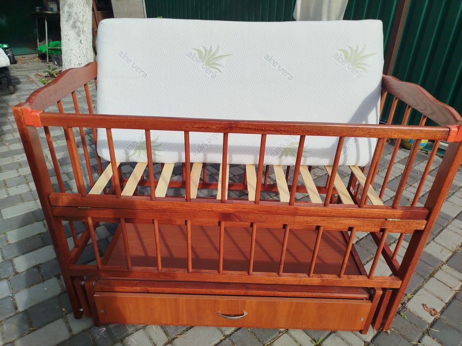 Дитяче ліжечко з маятникоподібним механізмом.