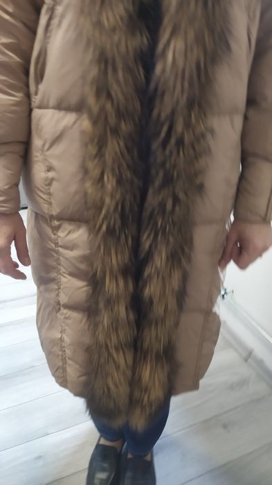 Beżowy plaszcz zimowy obszyty lisem