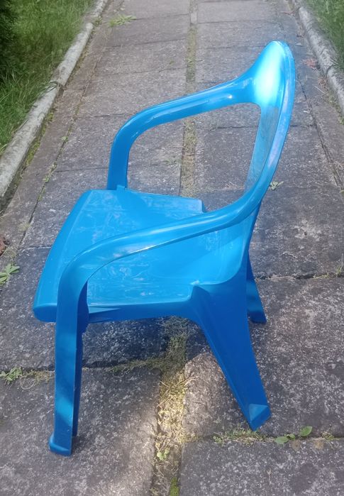 Krzesełko dziecięce niebieskie.