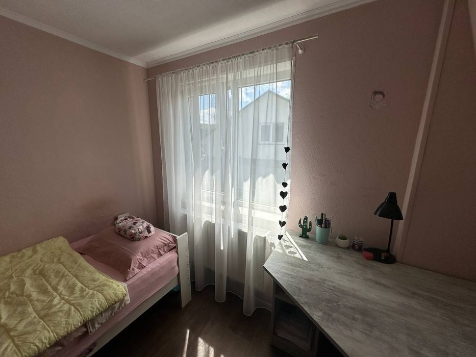 Сучасний просторий будинок для сімї