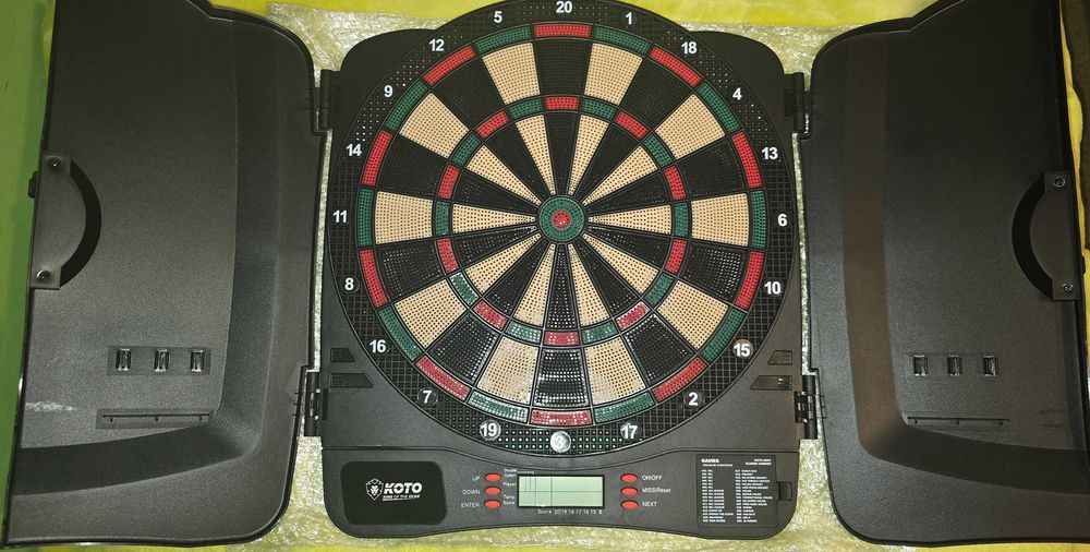 KOTO Elektroniczna tarcza do rzutek, zamykana (6 rzutek w zestawie)