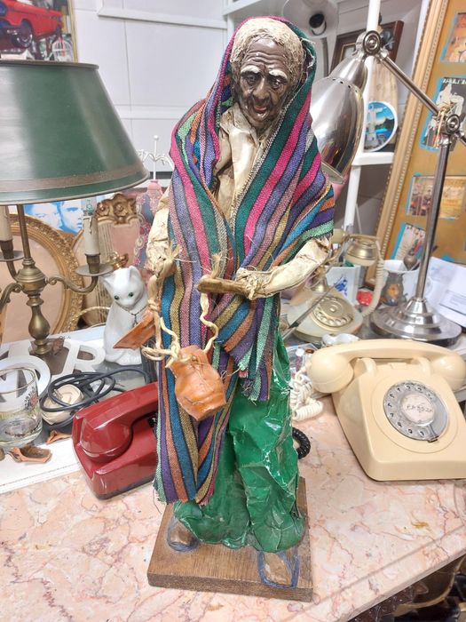 Escultura em papel mache 

Fgura artesanal feita com a técnica de