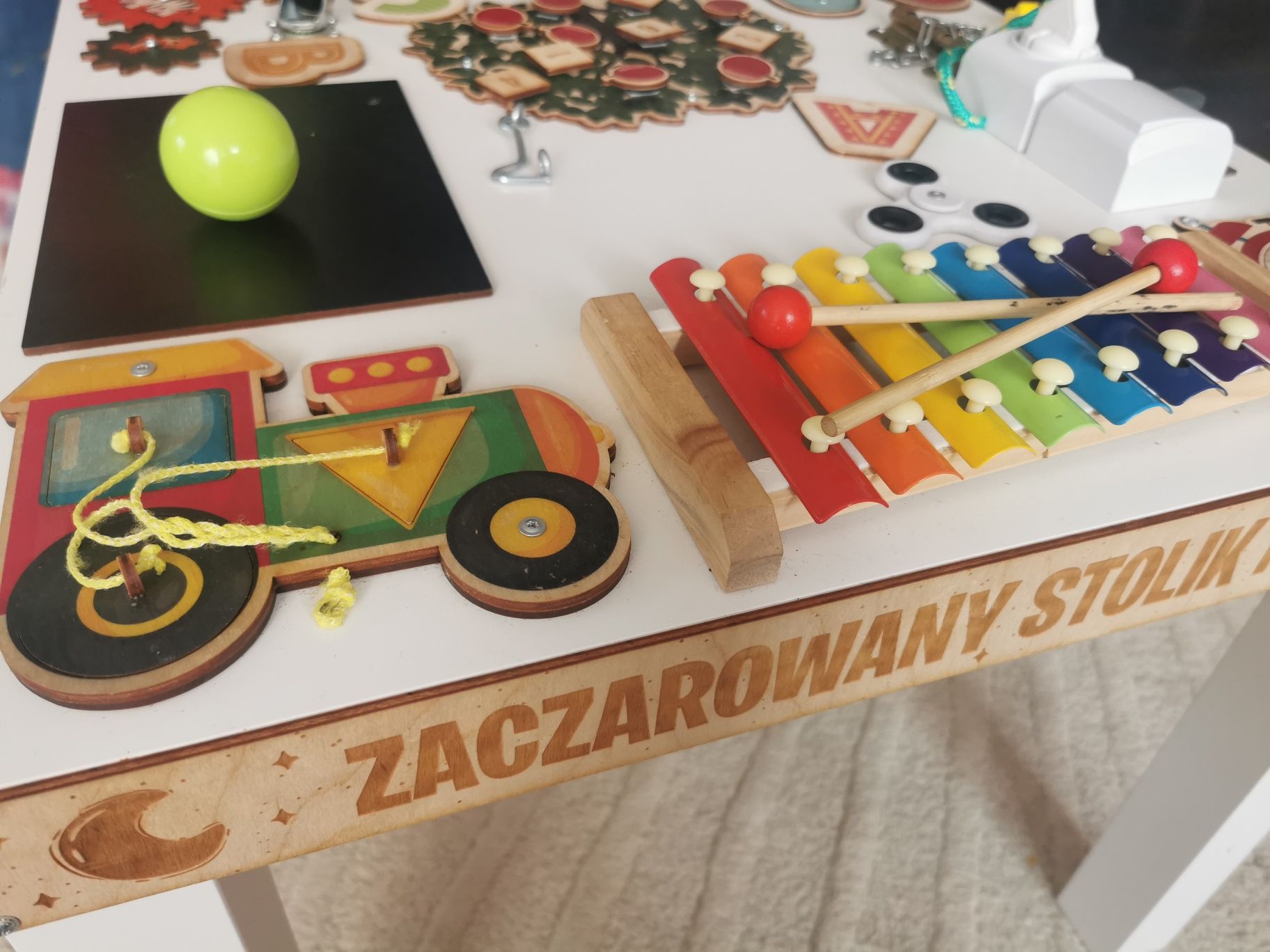 Stolik manipulacyjny dla dzieci plus krzesełko