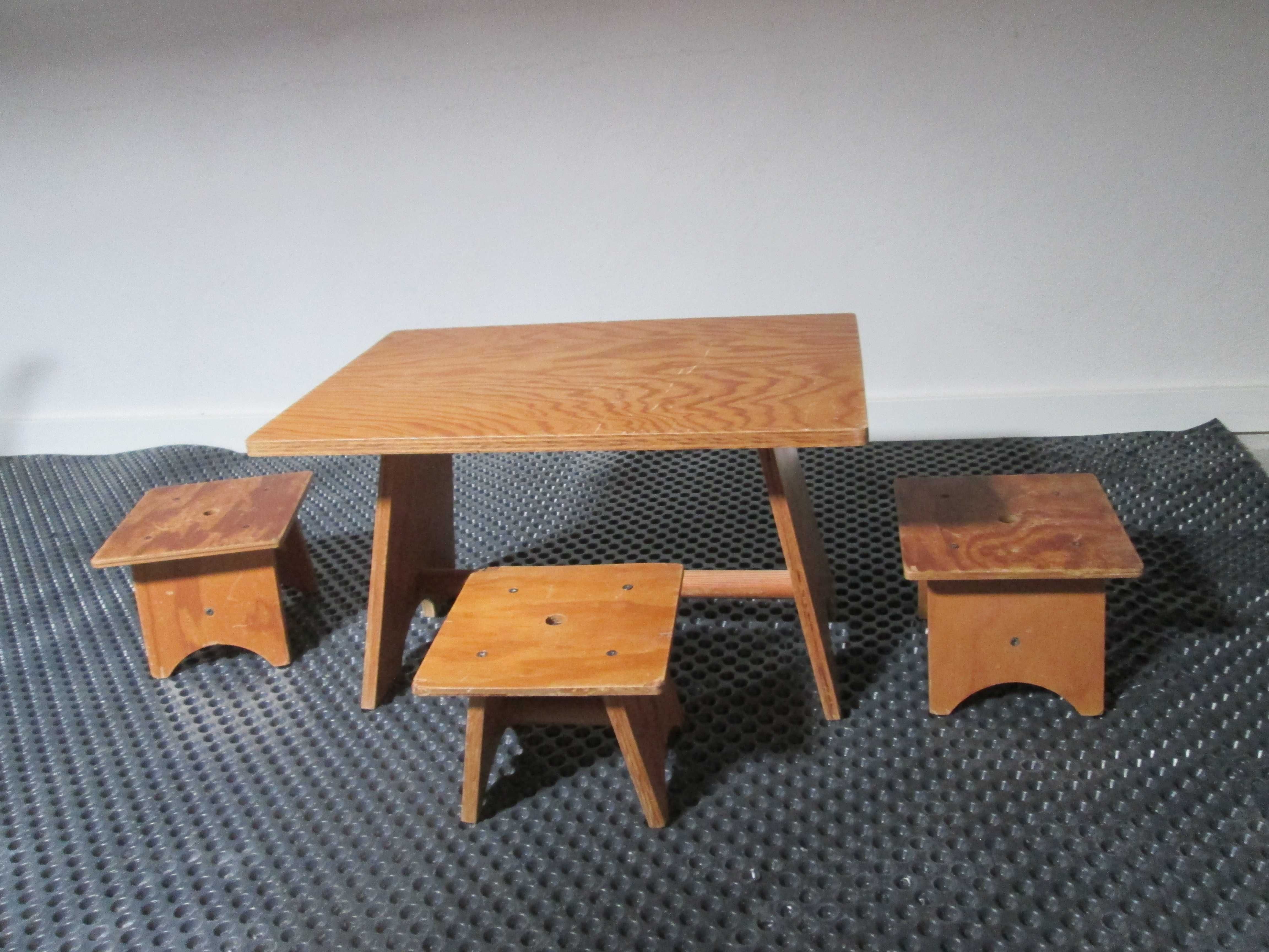 Mesa e bancos de brincar, cubos de madeira trinta