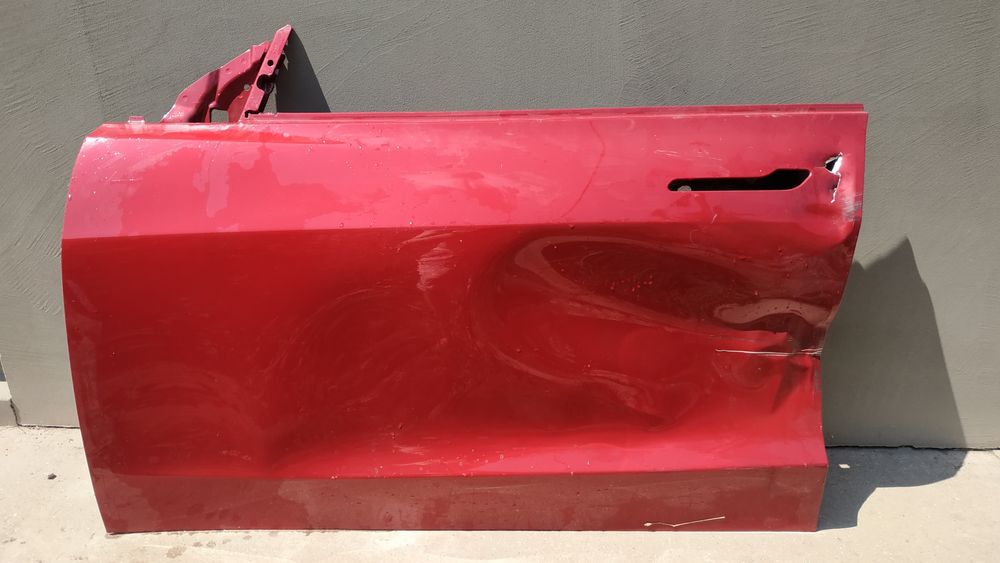 Передняя левая дверь Tesla model 3.