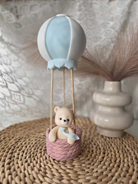 Figurka na tort z masy cukrowej Miś w balonie topper chrzest urodziny