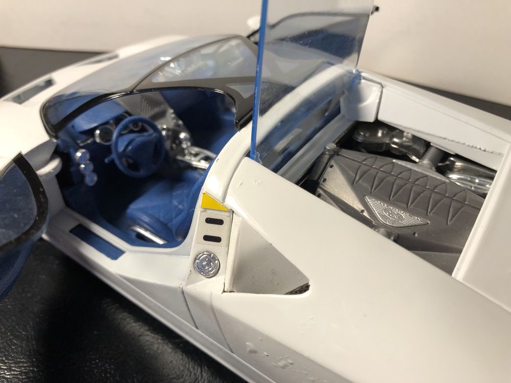 Model samochodu FORD GT90 V12 w skali 1/18