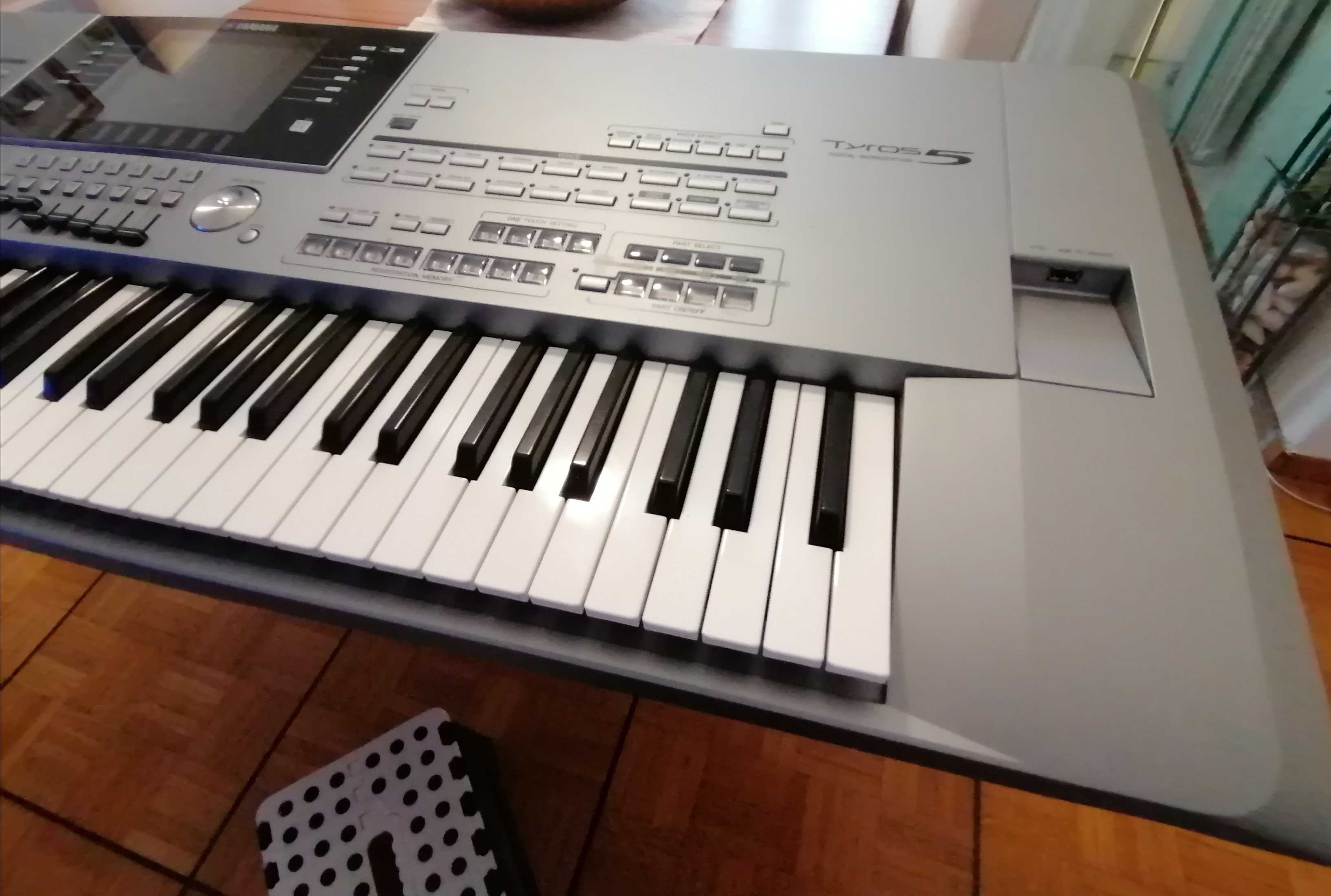Teclado YAMAHA TYROS 5 76
