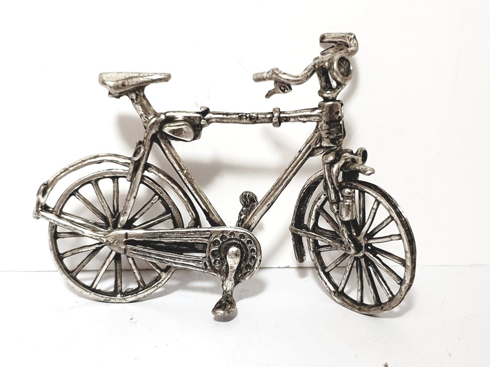 Linda miniatura de uma bicicleta vintage em prata contrastada