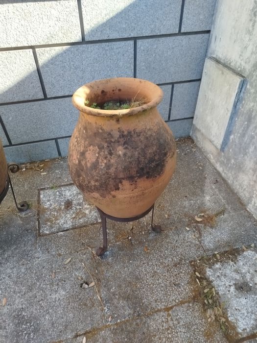 2 vasos de Jardim com o respectivo suporte