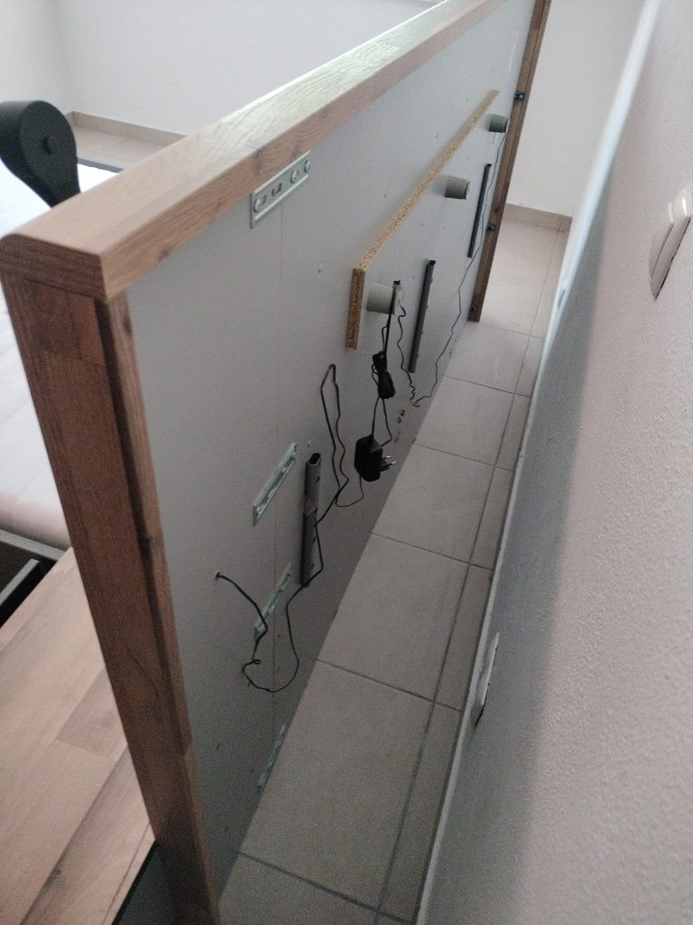 Cama de Casal com Estrado e Cabeceira Estofada