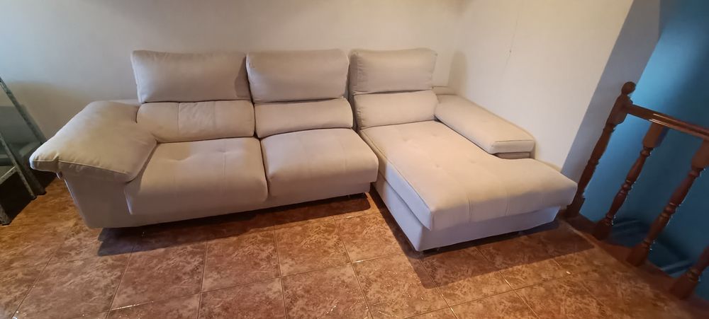 Sofá de sala com chaise long e dois acentos extensíveis
