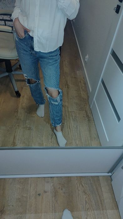 Spodnie z dziurami i wysokim stanem