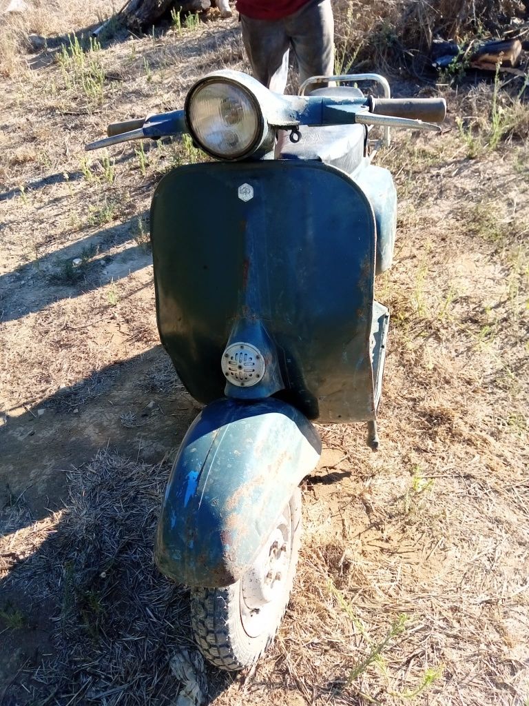 Vendo Vespa 50s a trabalhar