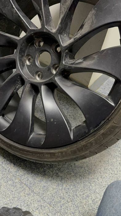 Диск з резиною на Tesla Model Y Performance 2023

Оригінальні 21 радіу