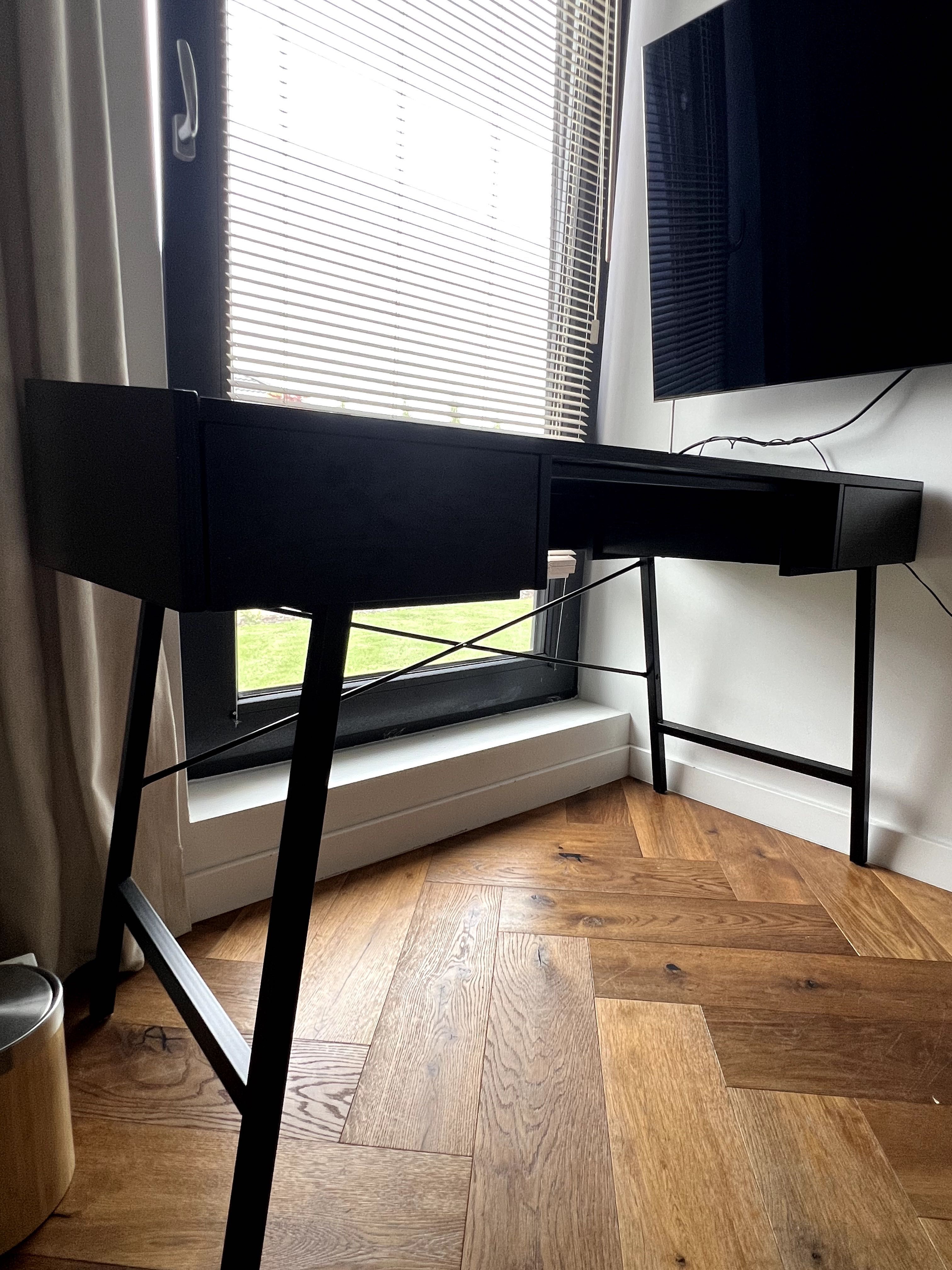 Minimalistyczne,  designerskie, czarne biurko z szufladami