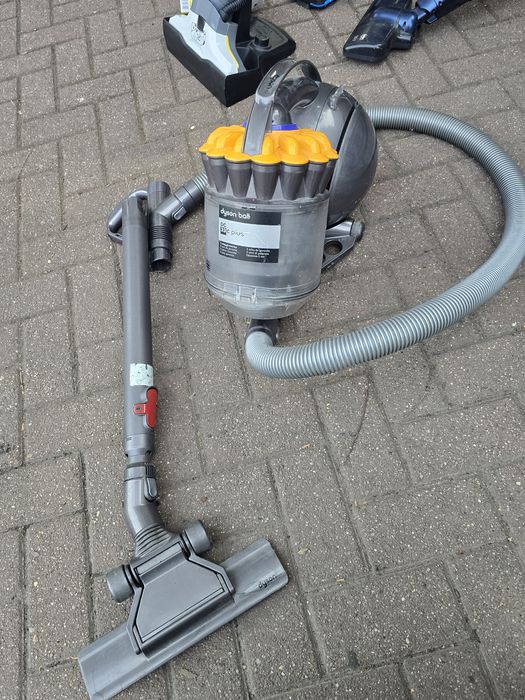 Одним лотом Пилососи Dyson та інші