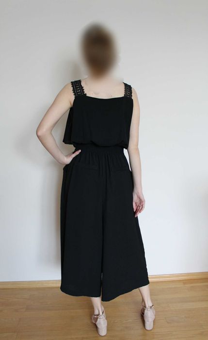 Стильний елегантний чорний комбінезон міді з воланом та кюлотами S/M