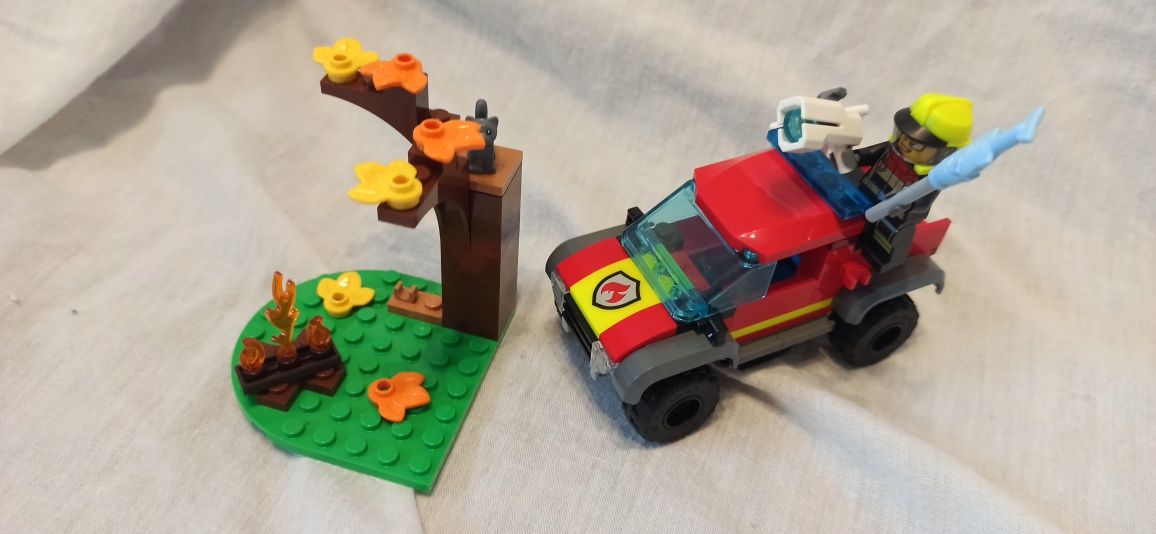 LEGO City 60393 Wóz strażacki 4x4 – misja ratunkowa