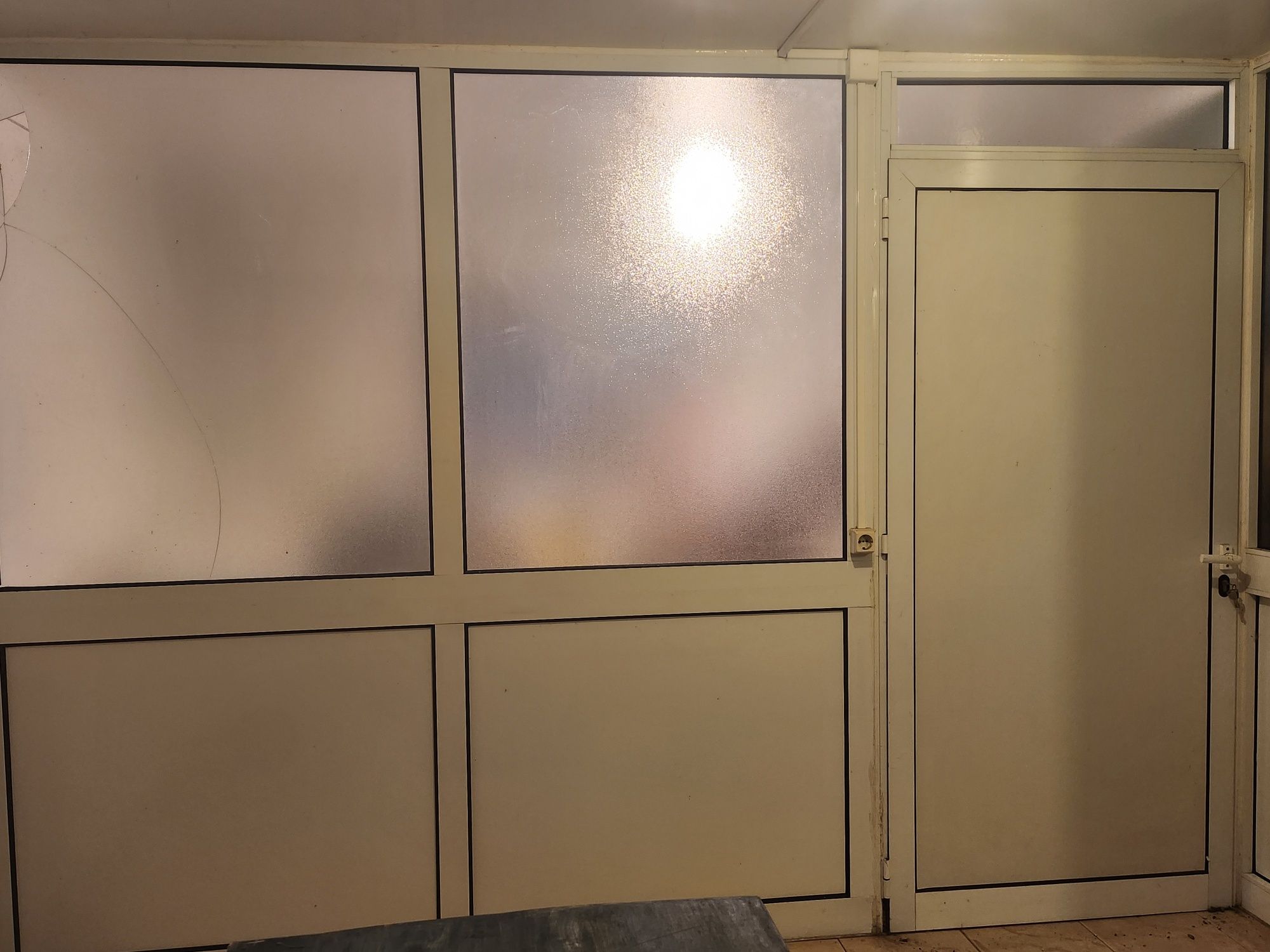 Divisória em Caixilharia de aluminio com porta de 95 x 200
