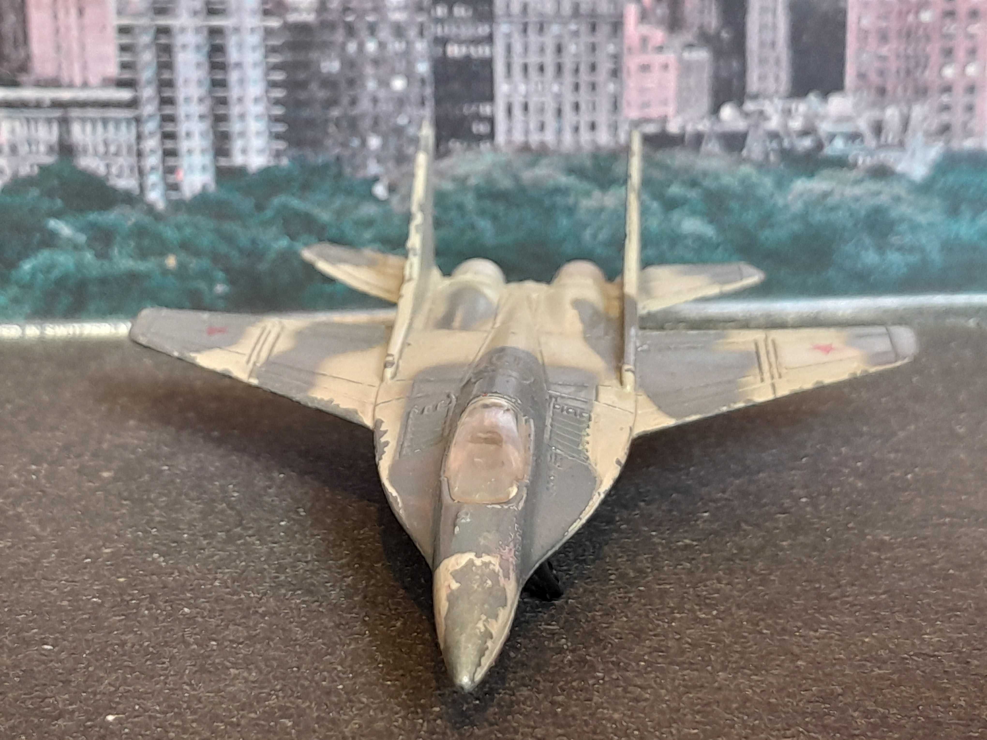 Stary metalowy model samolotu MIG-29 Fulcrum używany