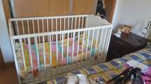 Cama branca de bébé com oferta do colchão