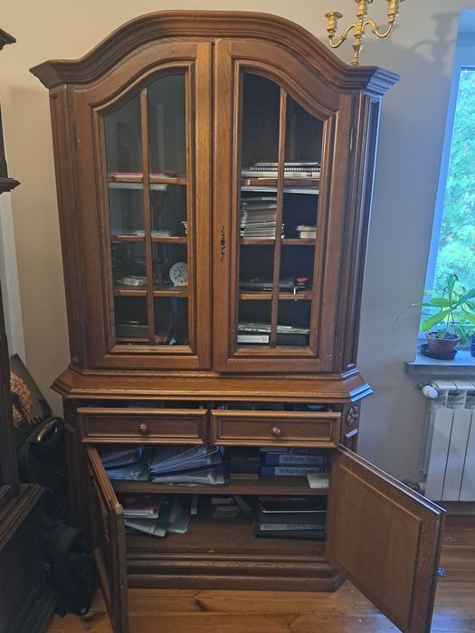Witryna, regał z półkami.