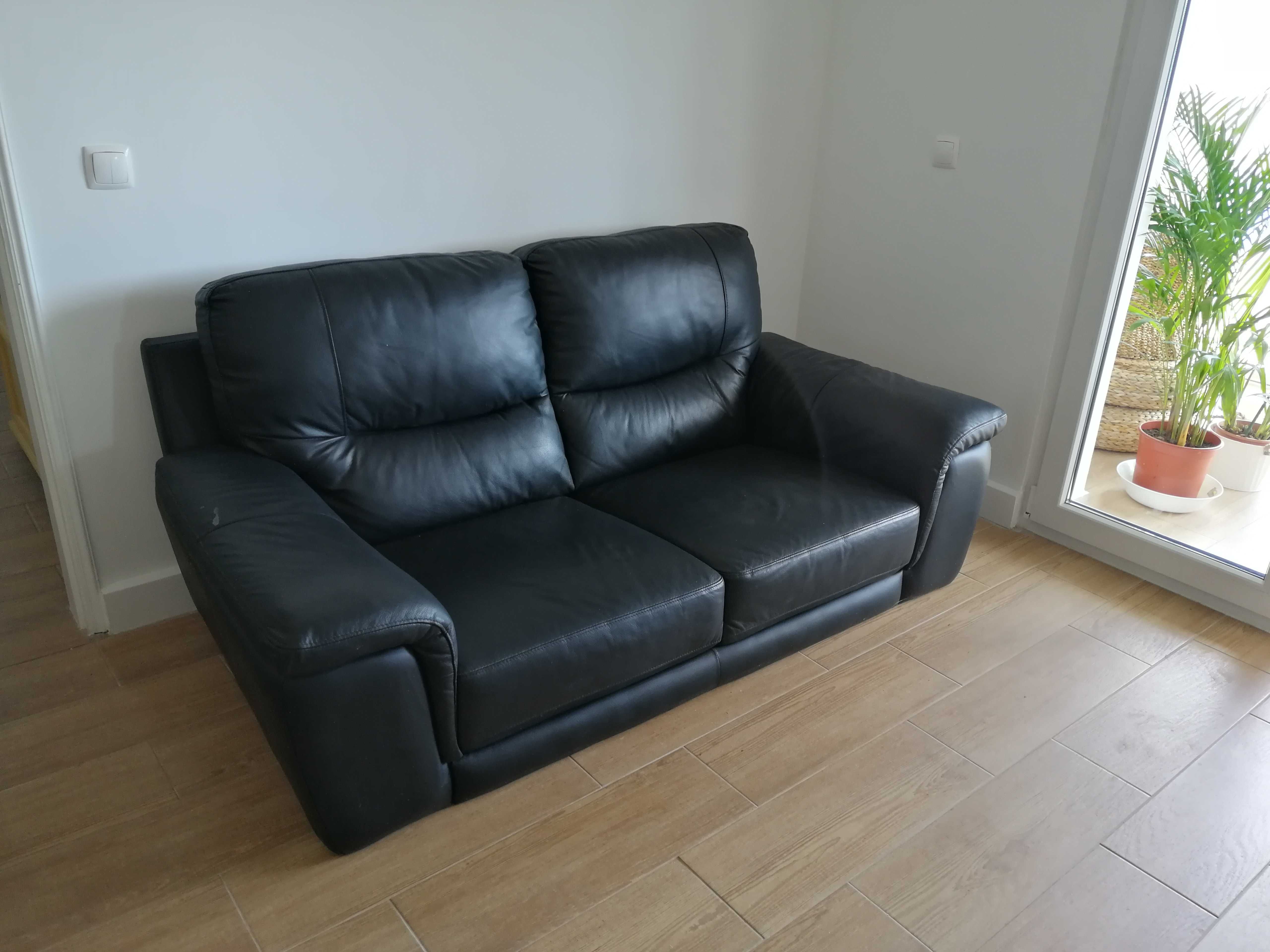 Sofá preto de 2 lugares