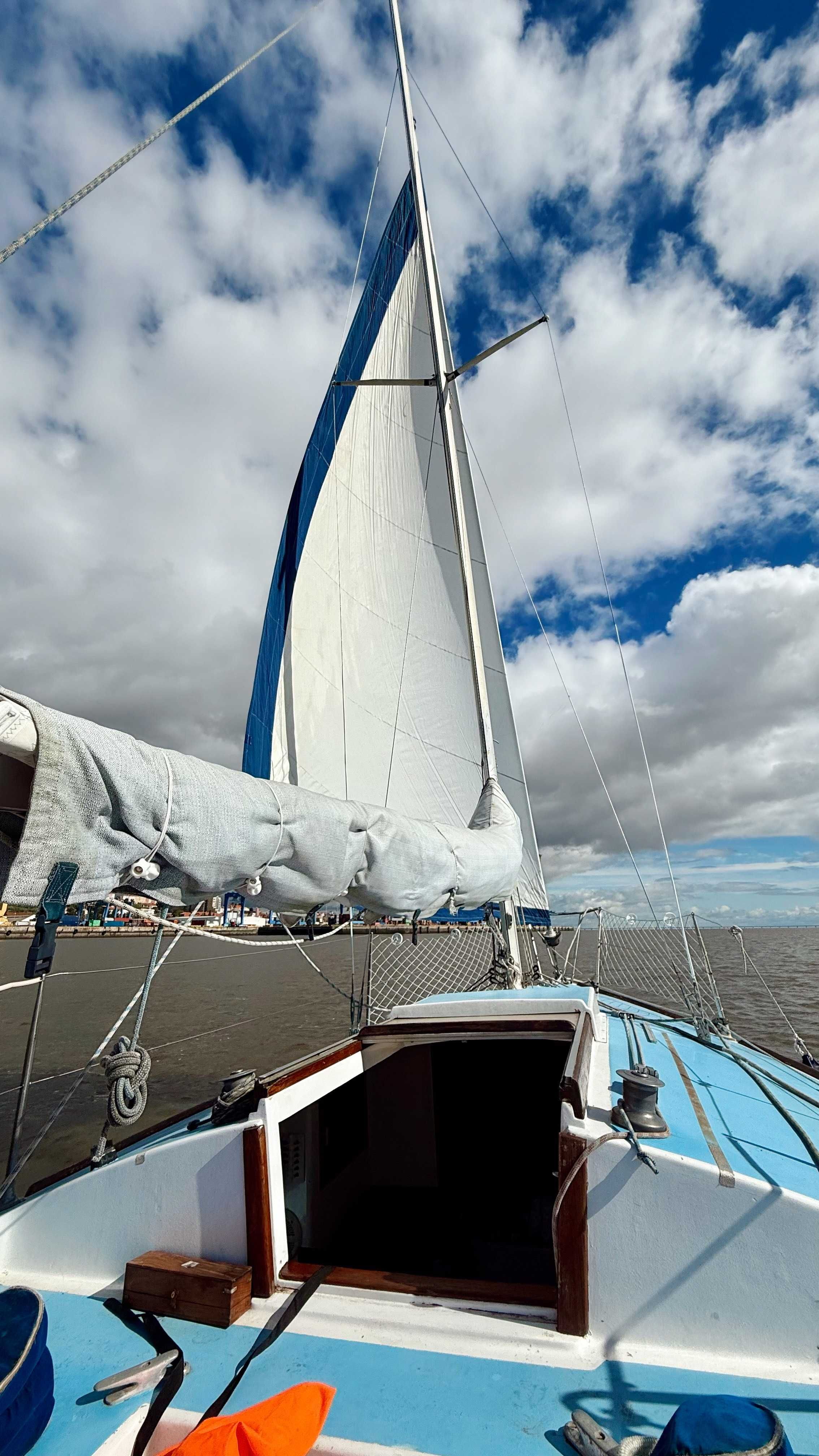 Veleiro J24 pronto a navegar