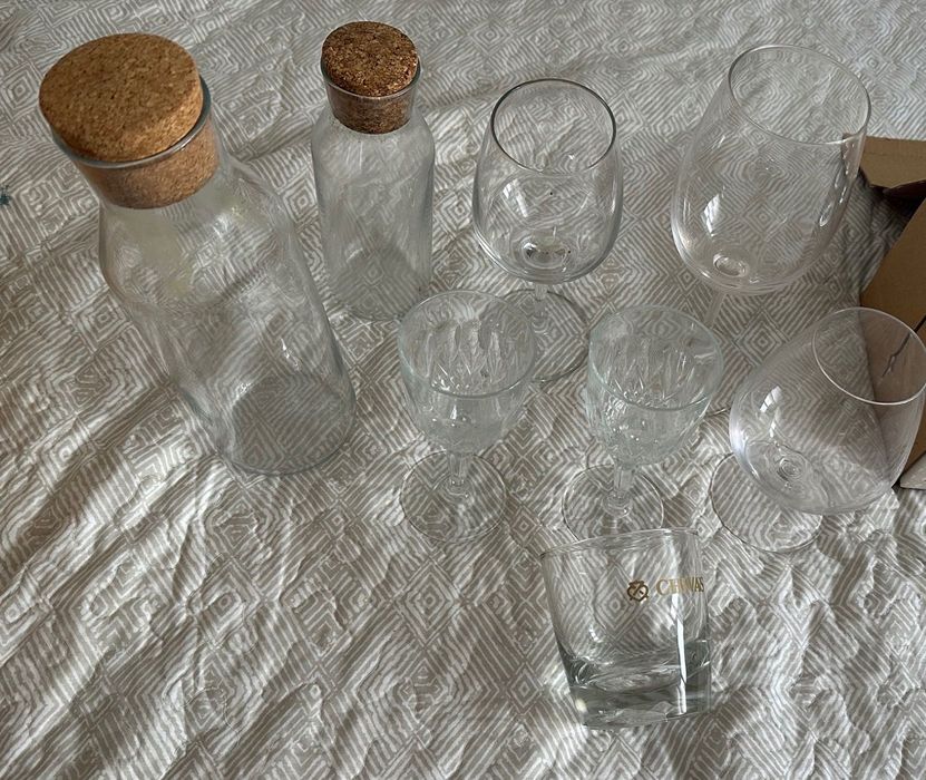 2 Garrafas Ikea 1L/0.5L de boca larga para “abrir o vinho” e copos.