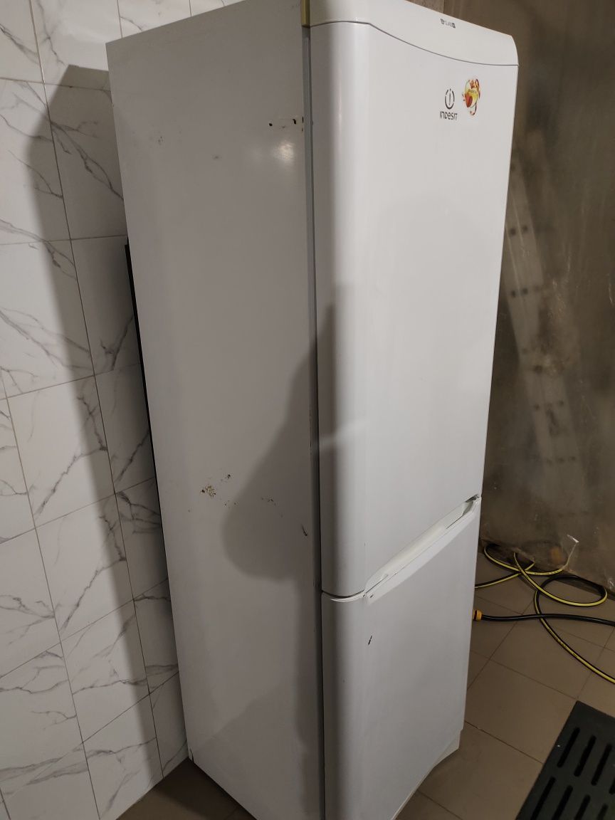 Холодильник Indesit 187 см. З Європи. Гарний стан