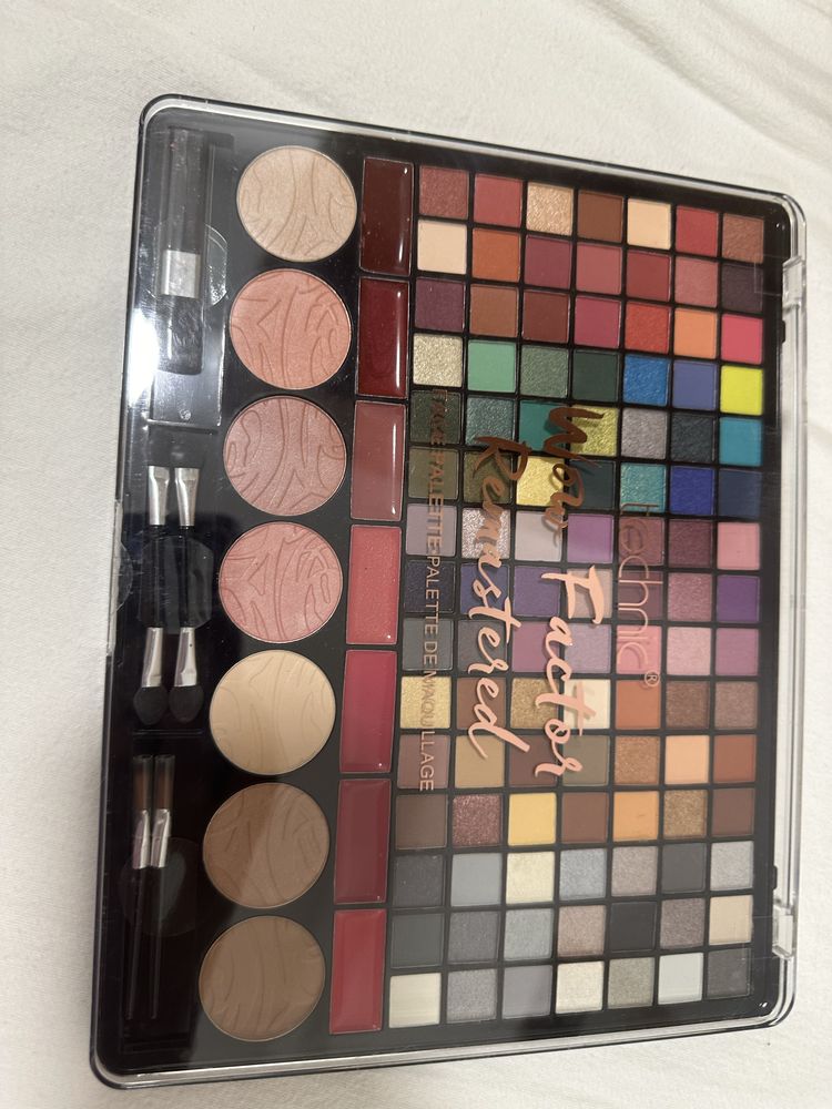 Paleta make up …………….
