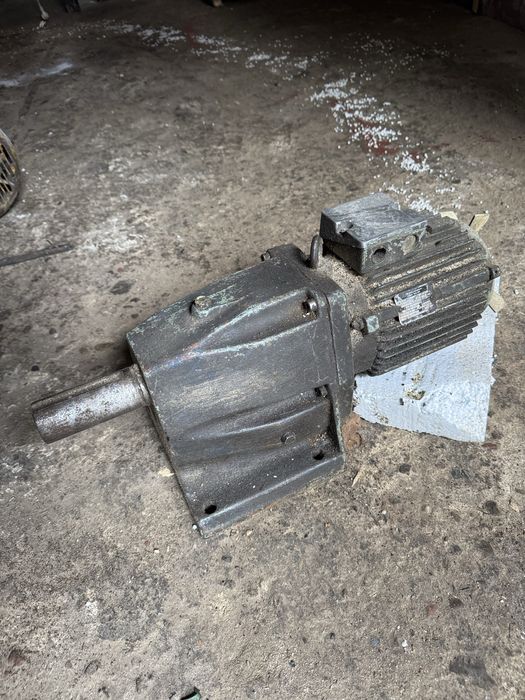 Przekładnia motoreduktor VEM 2.2KW 100 obrotów