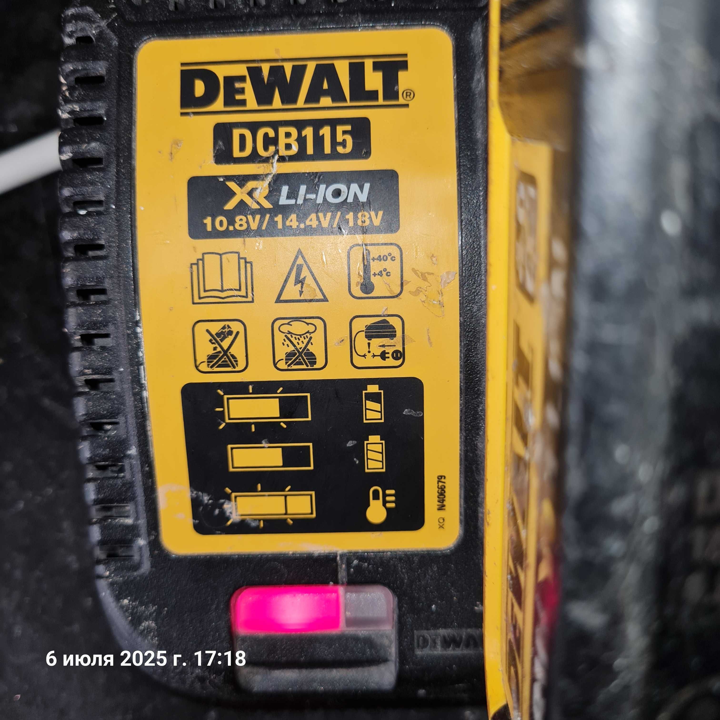 Зарядное устройство для шуруповерта DeWALT DCB 115