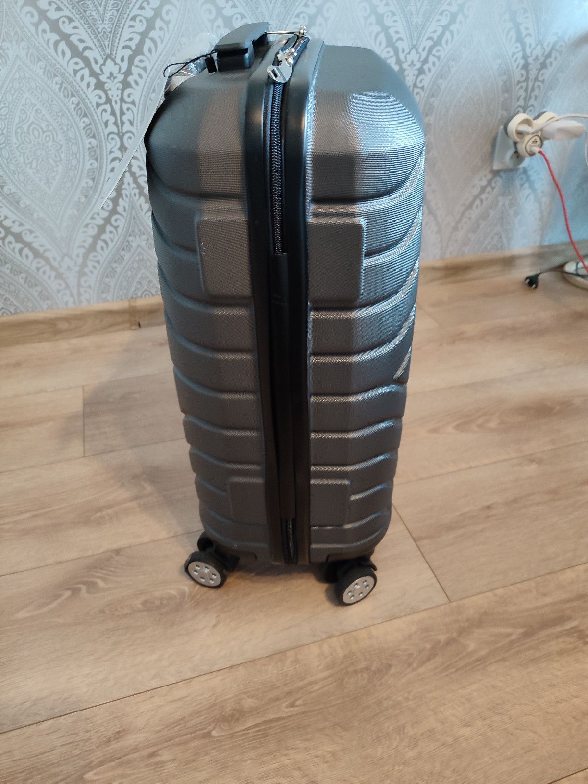 Nowa ciemna walizka podróżna