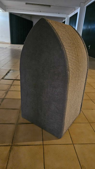 Arranhador e cama para gatos