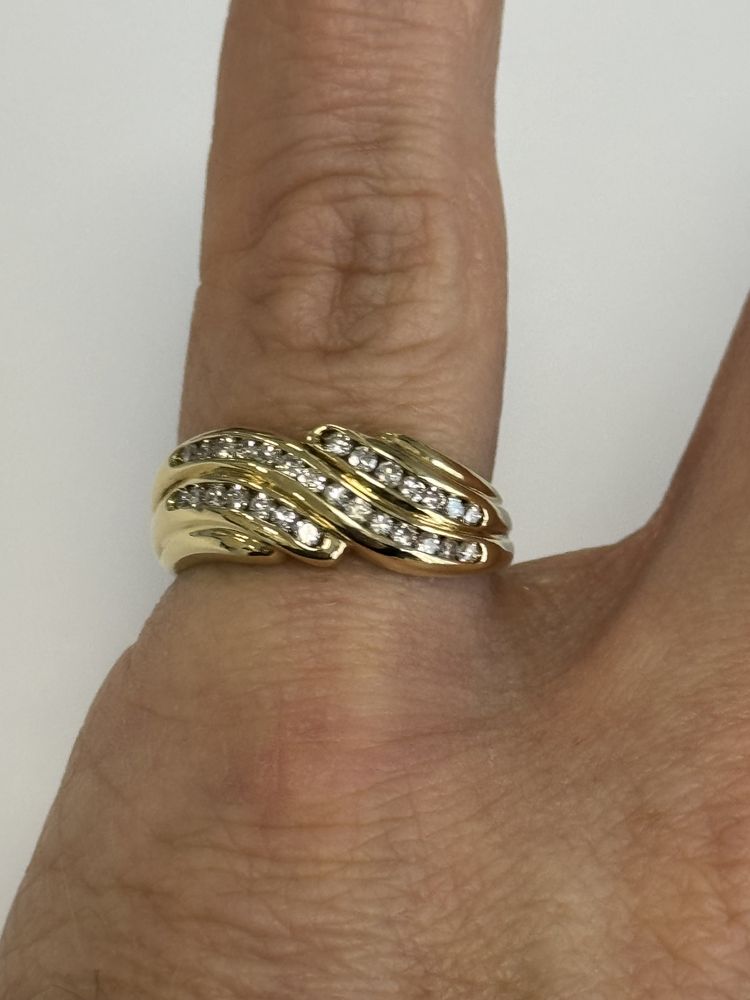 Złoty pierścionek 750 (18ct) z brylantami
