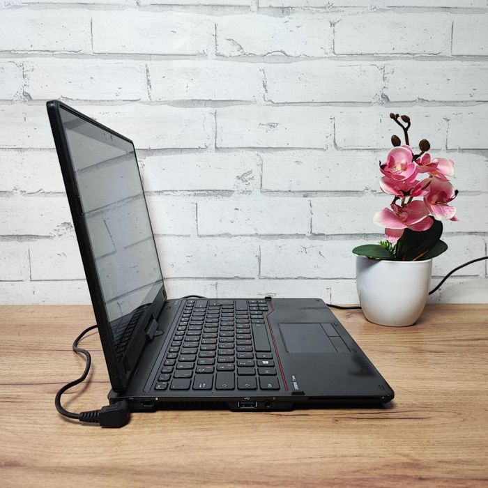 Класний ноутбук Fujitsu T937. Має сенсорний екран та підсвітку клави.