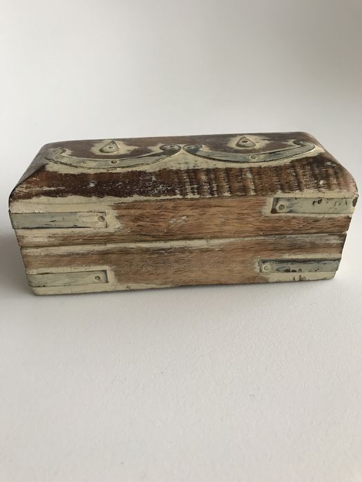 Caixa de madeira com aplicações em metal